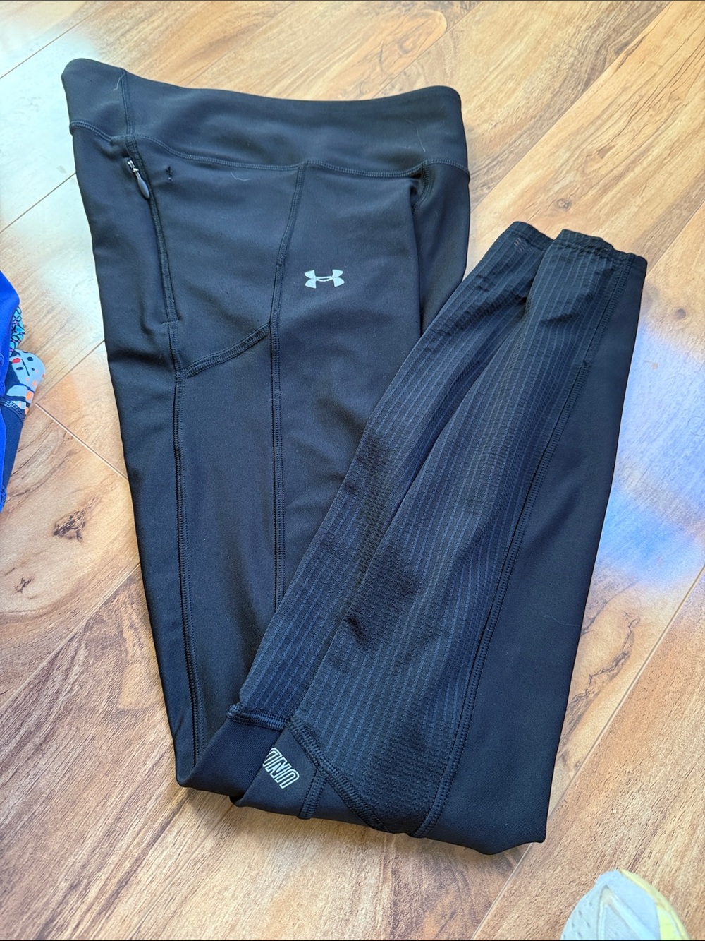 Under Armour women Black Athletic Leggings with Zip Pocket